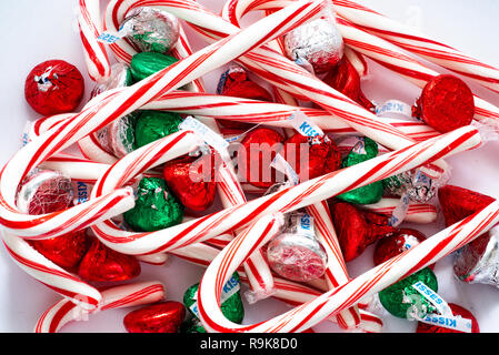 Une pile pf le rouge et le blanc des cannes de bonbon et Hershey Kisses colorés pour la saison des vacances. Banque D'Images