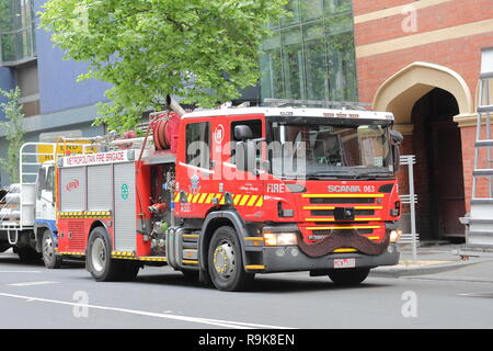 Incendie moteur véhicule stationné sur la rue à Melbourne, Australie Banque D'Images