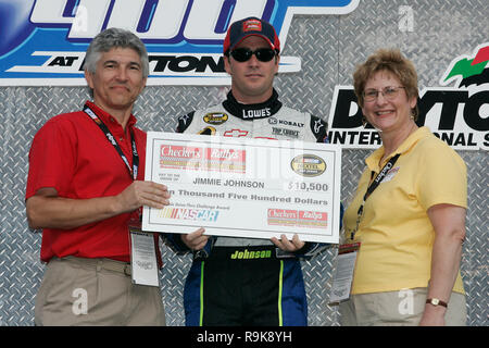 Jimmy Johnson est présenté avec le lecteur à travers challenge award lors de l'introduction du pilote avant le début de la course de NASCAR Nextel Pepsi 400 à Daytona International Speedway de Daytona Beach, Floride le 1 juillet 2006. Banque D'Images