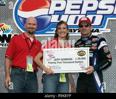 Jeff Gordon est présenté avec le milieu race leader award lors de l'introduction du pilote avant le début de la course de NASCAR Nextel Pepsi 400 à Daytona International Speedway de Daytona Beach, Floride le 1 juillet 2006. Banque D'Images