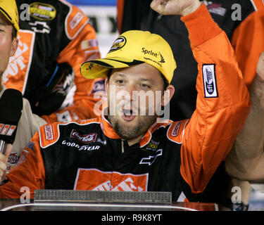 Tony Stewart célèbre remportant la course NASCAR Nextel Pepsi 400 à Daytona International Speedway de Daytona Beach, Floride le 1 juillet 2006. Banque D'Images