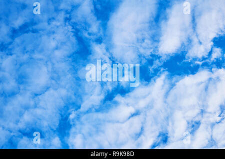 Ciel bleu avec des nuages saturés ci-dessous. Banque D'Images