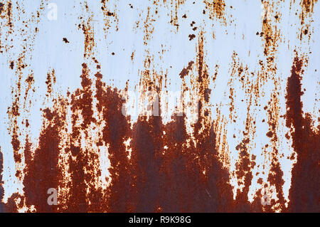 Ancien bouclier métallique est peint avec peinture gris rouille et fissures. Banque D'Images