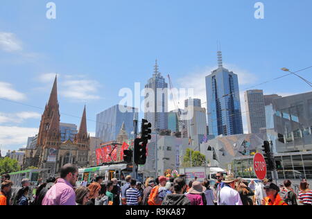 Les personnes qui traversent street dans le centre-ville de Melbourne, Australie Banque D'Images