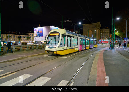 MILAN, ITALIE - circa 2017, novembre : tram dans la ville de Milan. Banque D'Images