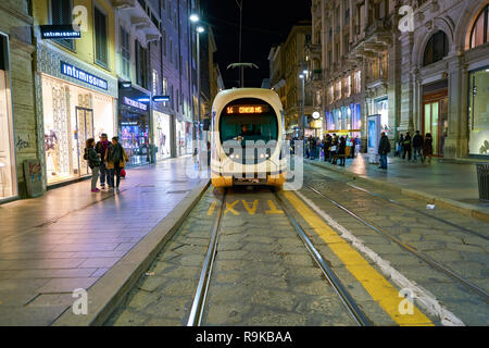 MILAN, ITALIE - circa 2017, novembre : tram dans la ville de Milan. Banque D'Images