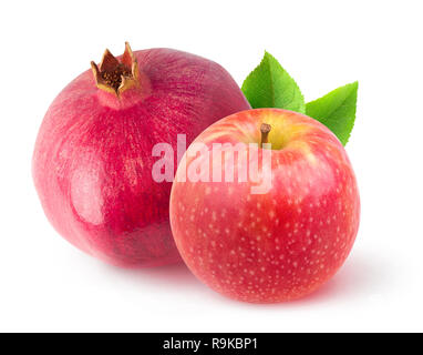Fruits isolés. Un ensemble de grenade et avec des feuilles de pomme rouge isolé sur fond blanc avec clipping path Banque D'Images