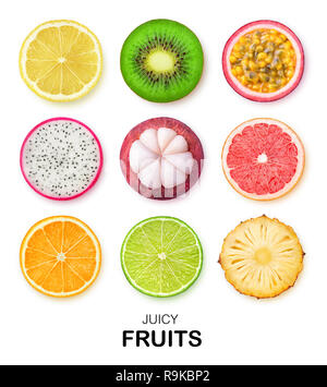 Les tranches de fruits isolés. Des morceaux de citron, kiwi, fruits de la passion, fruit du dragon, le mangoustan, pamplemousse, orange, citron vert et ananas isolated on white backg Banque D'Images