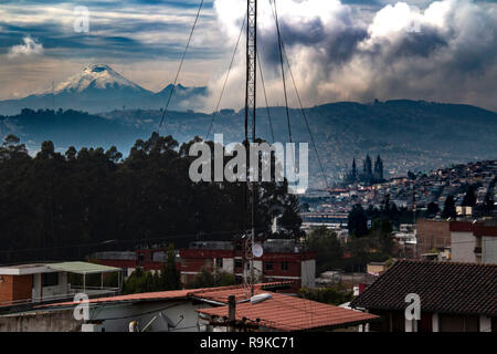 Cotopaxi volcan sur la ville de Quito, Équateur Banque D'Images