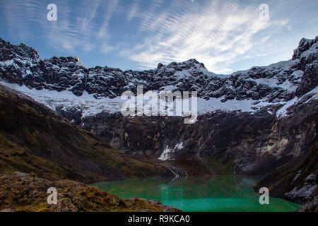 Superbe Laguna Amarilla l'intérieur du cratère du volcan El Altar, Equateur Banque D'Images