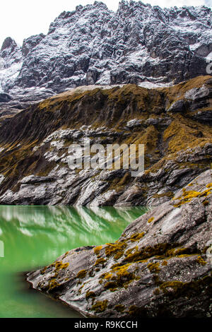 Superbe Laguna Amarilla l'intérieur du cratère du volcan El Altar, Equateur Banque D'Images