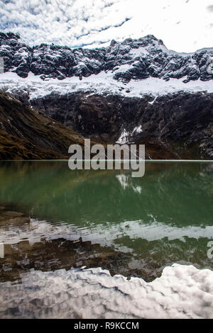 Superbe Laguna Amarilla l'intérieur du cratère du volcan El Altar, Equateur Banque D'Images