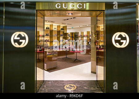 ROME, ITALIE - circa 2017, novembre : entrée d'un magasin Gucci dans l'Aéroport International de Fiumicino. Banque D'Images