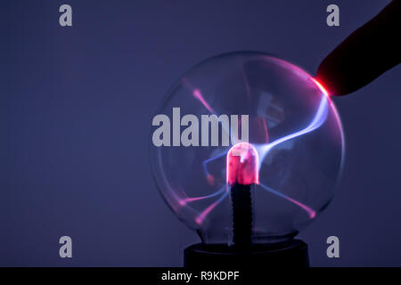 Une lampe à plasma avec rayons électricité rose. Effet de l'électricité sur le verre. Banque D'Images