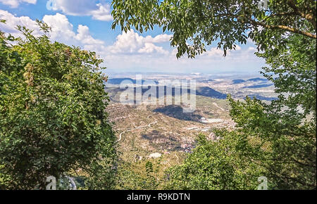 Vue vers le bas de la montagne de Montserrat. Localisation : 50 km de Barcelone, Espagne. Banque D'Images