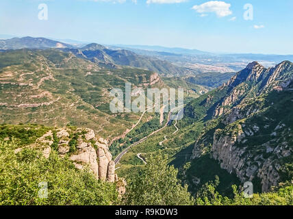 Vue vers le bas de la montagne de Montserrat. Localisation : 50 km de Barcelone, Espagne. Banque D'Images