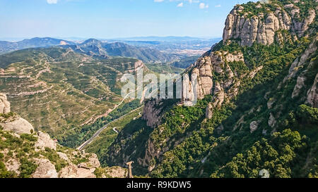 Vue vers le bas de la montagne de Montserrat. Localisation : 50 km de Barcelone, Espagne. Banque D'Images