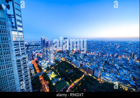 Concept d'affaires de l'Asie de l'immobilier et de la construction - Vue panoramique aérienne sur la ville moderne Vue de nuit dans le quartier de Shinjuku sous ciel crépusculaire Banque D'Images