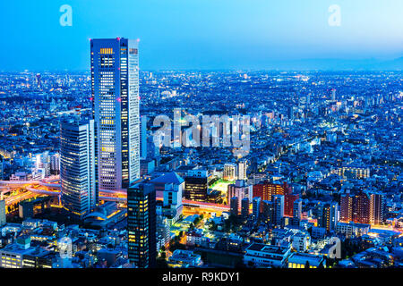 Concept d'affaires de l'Asie de l'immobilier et de la construction - Vue panoramique aérienne sur la ville moderne Vue de nuit dans le quartier de Shinjuku sous ciel crépusculaire Banque D'Images