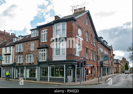 York, Angleterre - Avril 2018 : vieux bâtiments en brique au coin de rue sur Monkgate et St Maurice Road dans le district historique de la ville de York, England, UK Banque D'Images