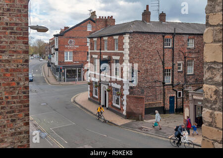 York, Angleterre - Avril 2018 : vieux bâtiments en brique au coin de rue sur Monkgate et St Maurice Road dans le district historique de la ville de York, England, UK Banque D'Images