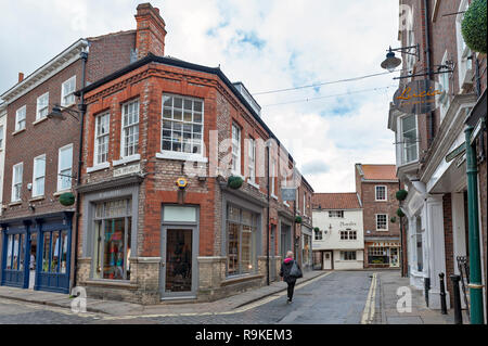 York, Angleterre - Avril 2018 : vieux bâtiment en brique à coin de Swinegate Street dans le quartier historique de la ville de York, England, UK Banque D'Images