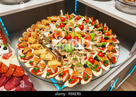 Variété de savoureux colorés disposés partie finger food - buffet froid Banque D'Images