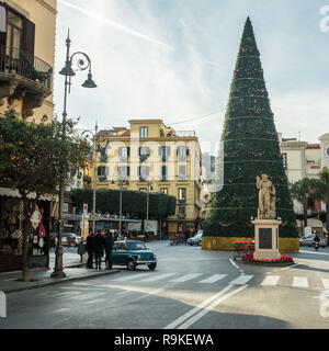 Piazza Tasso et une jolie voiture classique à l'heure de Noël à Sorrente, en Campanie, en Italie Banque D'Images