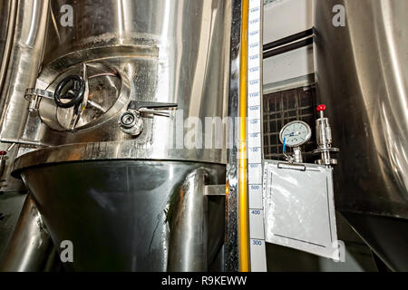 Gros plan d'une jauge de pression à l'intérieur d'une usine moderne de la bière brasserie avec les navires, bains à remous et des tuyaux en acier inoxydable Banque D'Images