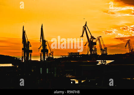 Ville de grues de chantier naval de Pula, Istrie vue silhouette soleil région de la Croatie Banque D'Images