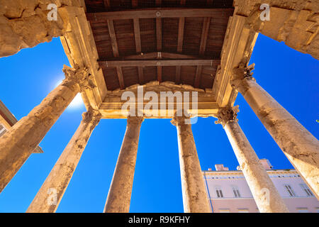Place du Forum à Pula ville historique romaine Temple d'Auguste piliers vue, Istrie Région de la Croatie Banque D'Images