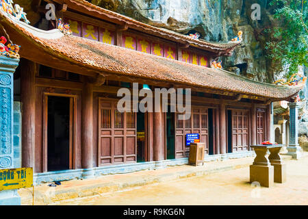 En bois mystérieux temple bouddhiste pagode Bich Dong complexe sous grotte, Tam Coc, Ninh Binh au Vietnam Banque D'Images