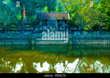 Et le lac du temple du roi Dinh Tien Hoang comples, Hoa Lu, Ninh Binh au Vietnam Banque D'Images