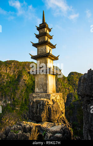 Ancien stupa blanc du haut de la montagne Grotte Mua, Ninh Binh, Tam Coc au Vietnam Banque D'Images