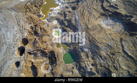 Photographie aérienne avec un drone. Portrait d'évier trous sur la rive de la Mer Morte, en Israël. L'évier trous sont causés par le recul rapide w Banque D'Images