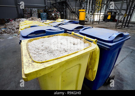 Le traitement moderne des déchets et de tri. Avec des contenants en plastique râpé préparé pour la suite du traitement de la refonte et de recyclage avec shredder et Banque D'Images