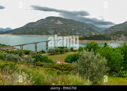 Pont en béton, dans le Nord de la Grèce Banque D'Images