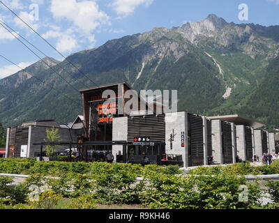 CHAMONIX MONT BLANC, France Août 2018 : le bâtiment de la gare du téléphérique de l'Aiguille du Midi au sommet en ville européenne à alpes paysages avec bleu clair sk Banque D'Images