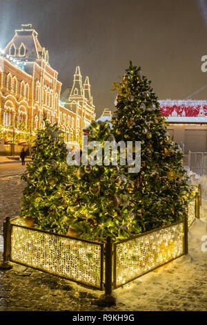 Arbre de Noël illuminé et décoré dans les rues de la ville Banque D'Images