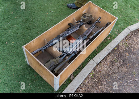 Fusils d'assaut Kalachnikov dans une boîte en bois. Commerce des armes. la vente illégale d'armes. Une arme automatique avec un tireur portée dans le bois fort Banque D'Images