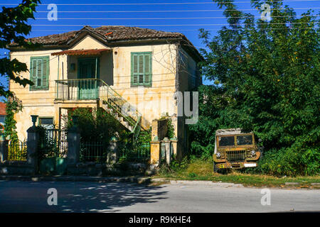 Vieux bâtiment délabré à Alexandroúpoli, unité régionale de l'Evros en Macédoine orientale et Thrace. Vieux camion militaire sur la droite Banque D'Images