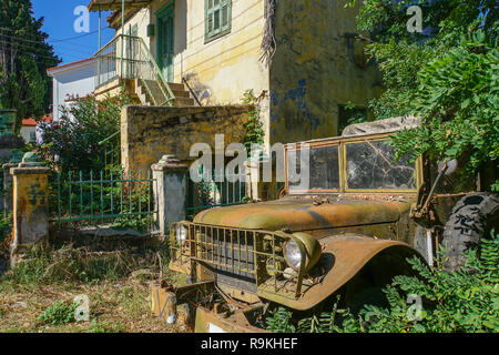 Vieux bâtiment délabré à Alexandroúpoli, unité régionale de l'Evros en Macédoine orientale et Thrace. Vieux camion militaire sur la droite Banque D'Images