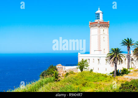 Beau phare de Cap Spartel près de Tanger ville et Gibraltar, le Maroc en Afrique Banque D'Images