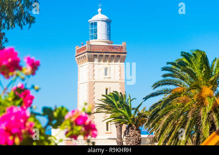 Beau phare de Cap Spartel près de Tanger ville et Gibraltar, le Maroc en Afrique Banque D'Images