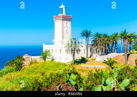 Beau phare de Cap Spartel près de Tanger ville et Gibraltar, le Maroc en Afrique Banque D'Images