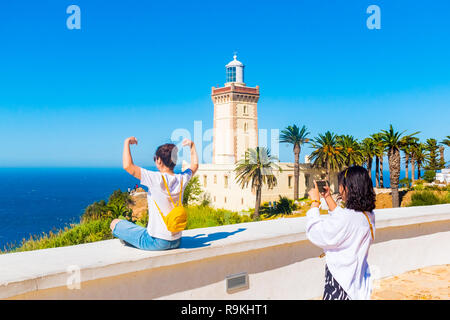 Les filles et phare de Cap Spartel près de Tanger ville et de Gibraltar au Maroc, l'Afrique Banque D'Images