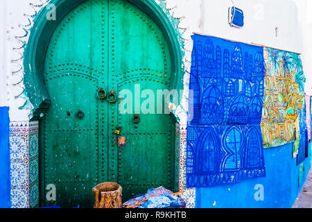 Marocain vert porte dans la médina d'Asilah Ville côtière au Maroc Banque D'Images