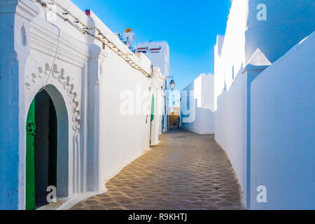 Belle rue de l'ancienne médina blanche du village d'Asilah au Maroc Banque D'Images