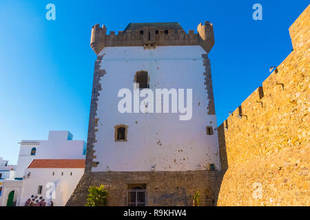Mur de château blanc ancienne médina d'Asilah ville dans un océan Atlantique od au Maroc Banque D'Images