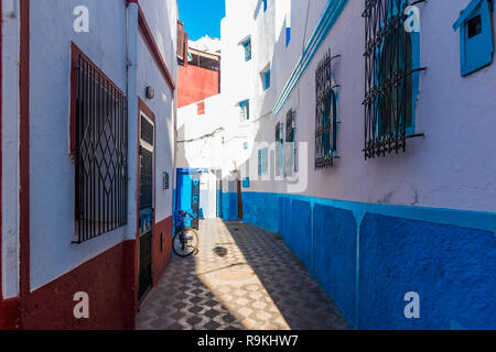Belle rue colorée de blanc ancienne médina du village d'Asilah au Maroc Banque D'Images